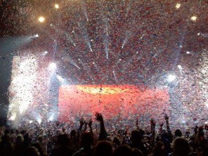 Paul McCartney In Concert - Paul Says Goodnight as the Confetti Flies